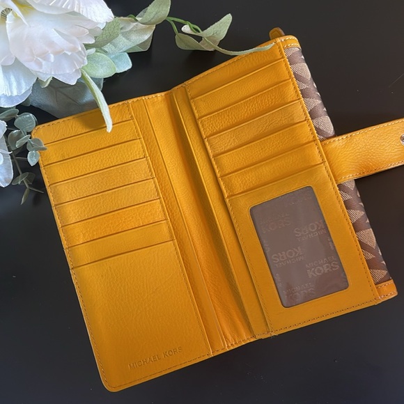 Micheal Kors Signature Wallet - Picture 5 of 9